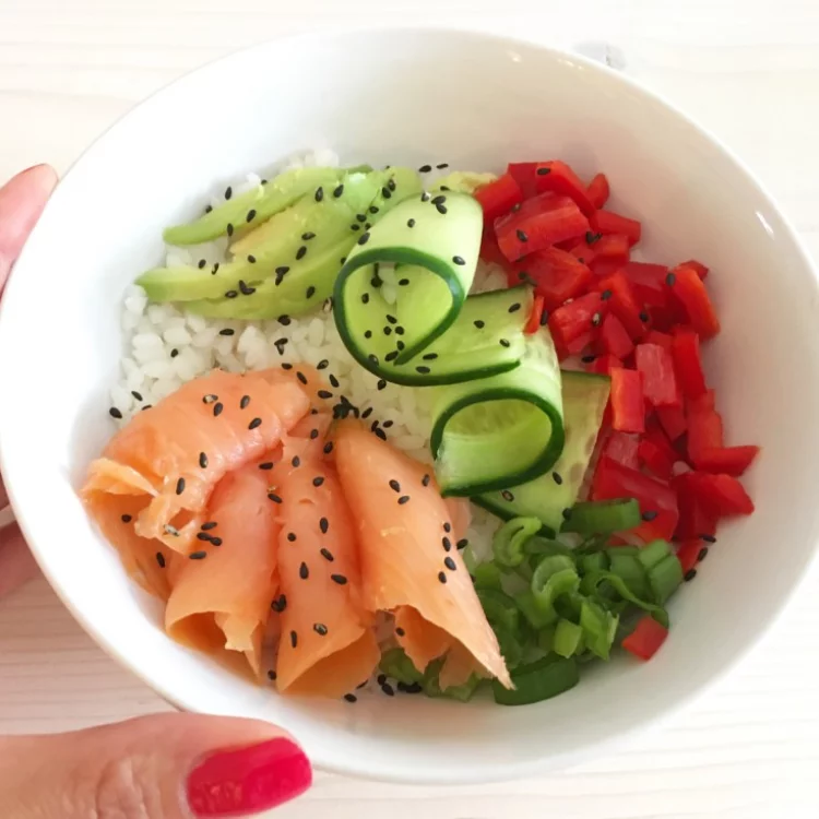 rook kalligrafie Gewoon overlopen Poké bowl salade met gerookte zalm - Jaimy's Kitchen