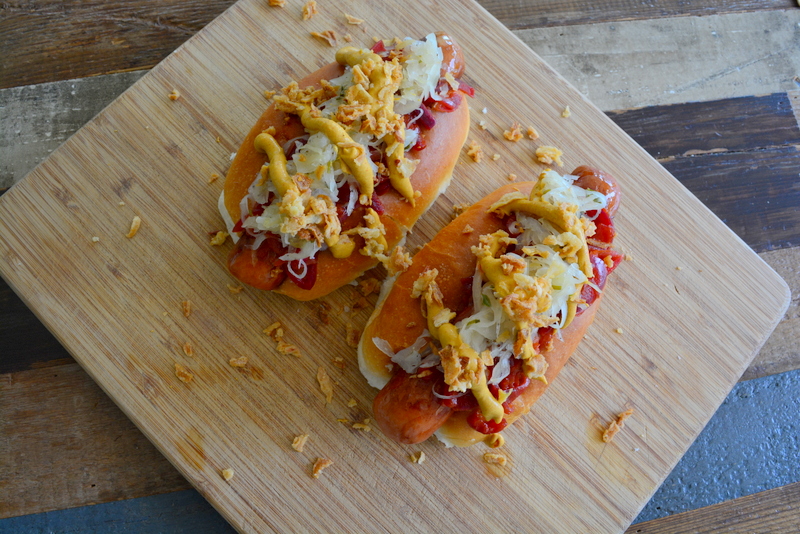 Hotdogs met mosterd, heinz ketchup, zuurkool en tomaten relish
